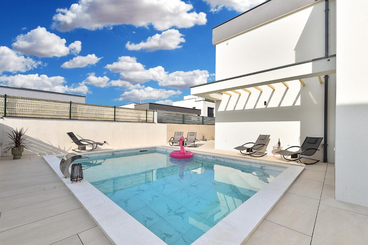 Jlo1 Mit Beheizbarem Pool Villa เปโรย ภายนอก รูปภาพ