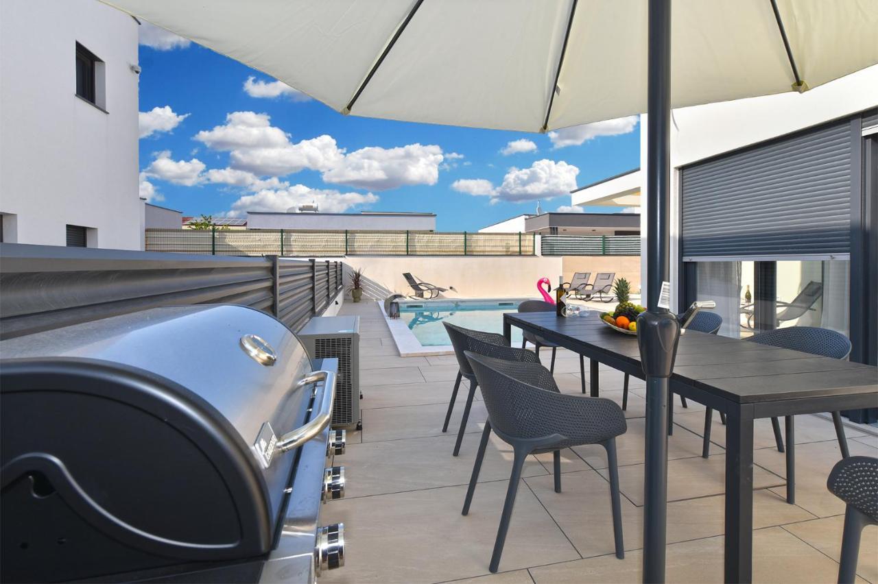 Jlo1 Mit Beheizbarem Pool Villa เปโรย ภายนอก รูปภาพ