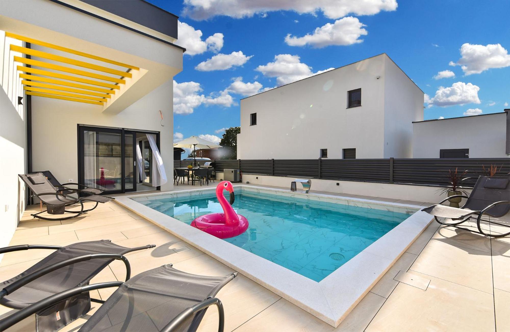 Jlo1 Mit Beheizbarem Pool Villa เปโรย ภายนอก รูปภาพ